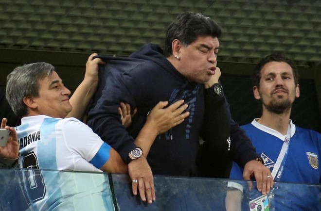 Maradona ngất xỉu, nhập viện khẩn sau trận thắng nghẹt thở của Argentina - Ảnh 4.
