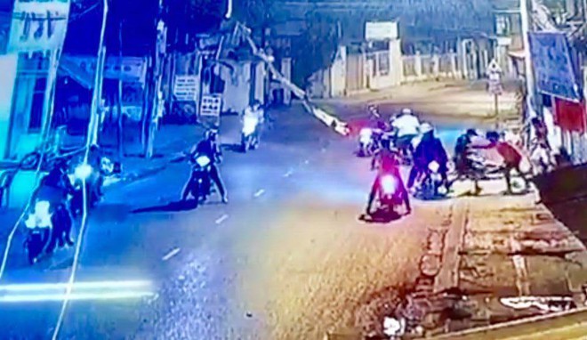 Nghe vợ kể c&oacute; m&acirc;u thuẫn, nam thanh ni&ecirc;n c&ugrave;ng nh&oacute;m đối tượng mang theo hung kh&iacute; truy s&aacute;t nhầm 3 người ở S&agrave;i G&ograve;n - Ảnh 2.