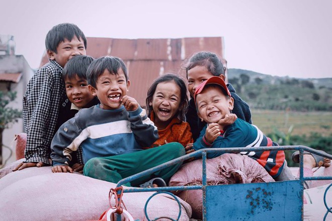 Cô cậu bé vùng cao trong hình ảnh này đem đến cho bạn một cảm giác ấm cúng và trong lành. Bạn sẽ bị thu hút bởi sự dễ thương và hồn nhiên của cậu bé này khi cùng đàn bò trên đồng cỏ xanh.