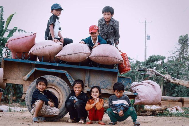 Bộ ảnh nụ cười hồn nhi&ecirc;n của những c&ocirc; cậu b&eacute; v&ugrave;ng cao nguy&ecirc;n Đ&agrave; Lạt khiến ai cũng xu&yacute;t xoa, cưng nhất l&agrave; cậu b&eacute; mũ đỏ với thần th&aacute;i cute hết nấc - Ảnh 5.