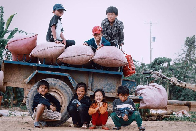 Bộ ảnh nụ cười hồn nhiên của những cô cậu bé vùng cao nguyên Đà Lạt khiến ai cũng xuýt xoa, cưng nhất là cậu bé mũ đỏ với thần thái cute hết nấc - Ảnh 5.