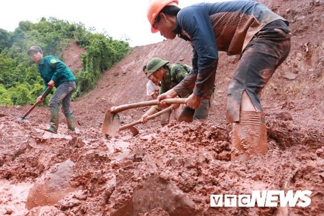 Ảnh: Quân dân dầm mình trong bùn đất tìm người mất tích sau trận sạt lở kinh hoàng ở Lai Châu - Ảnh 1.