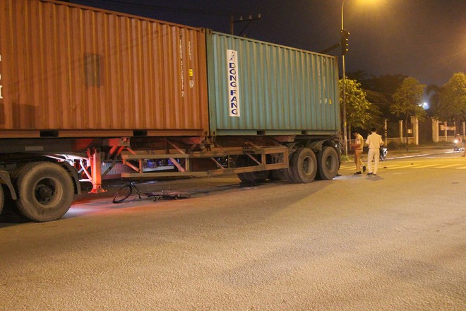 TP.HCM: Nam sinh lớp 10 bị container cuốn vào gầm, kéo lê 5m trên đường đi học thêm - Ảnh 1.