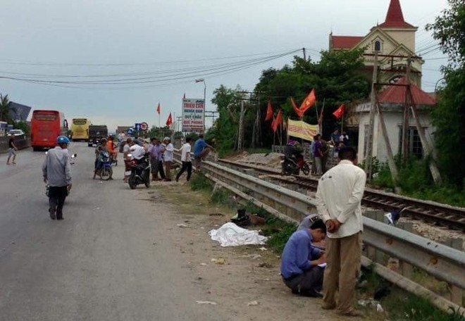 Cố băng qua đường sắt, mẹ tử vong, con nguy kịch - Ảnh 1.