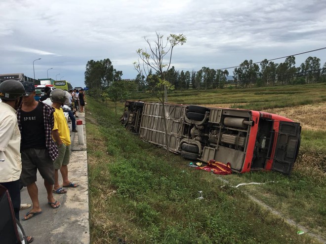 Lật xe kh&aacute;ch ở Nghệ An, 2 chị em trong một gia đ&igrave;nh tử vong, 6 người nhập viện - Ảnh 1.