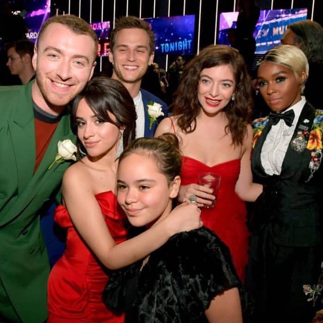 Sam Smith và mỹ nam 13 Reasons Why làm triệu trái tim tan vỡ khi chia tay sau 9 tháng hẹn hò - Ảnh 2.