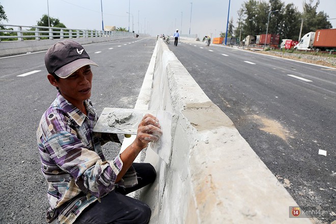 Chùm ảnh cầu vượt hơn 200 tỷ đồng trước giờ thông xe, cửa ngõ cảng biển lớn nhất Sài Gòn được giải cứu - Ảnh 14.