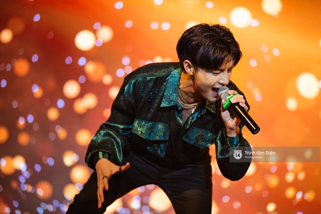 Noo Phước Thịnh đốn tim fan với m&agrave;n cover hit Th&aacute;ng tư l&agrave; lời n&oacute;i dối của em đầy cảm x&uacute;c trong buổi showcase - Ảnh 2.