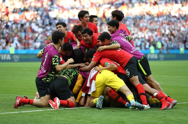 Khoảnh khắc ăn mừng bàn thắng của đội tuyển Hàn Quốc và U23 Việt Nam giống nhau đến kỳ lạ - Ảnh 1.