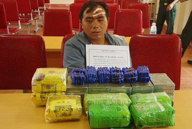 Thầy gi&aacute;o mang theo s&uacute;ng ngắn vận chuyển 20 b&aacute;nh heroin, 7kg ma t&uacute;y đ&aacute;, 12.000 vi&ecirc;n ma t&uacute;y  - Ảnh 1.