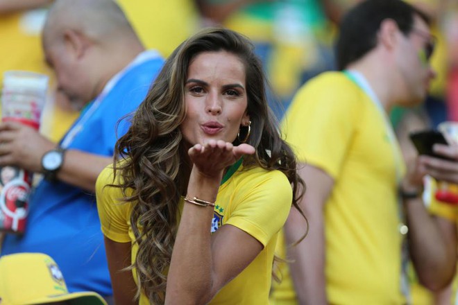 Siêu mẫu Victorias Secret rạng rỡ cổ vũ Brazil, bỏ mặc bạn trai là thủ môn tuyển Đức đang buồn bã - Ảnh 4.