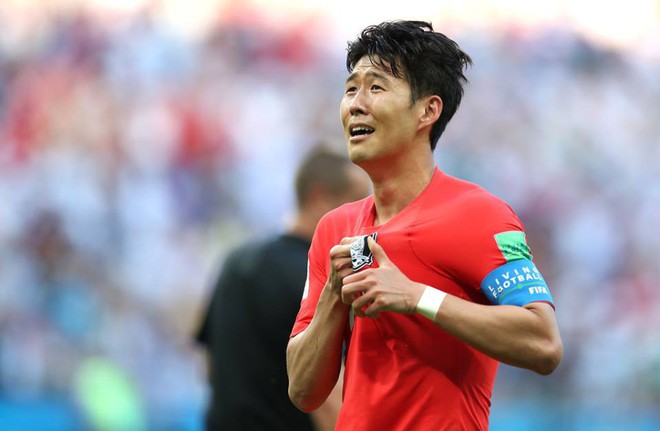 Son Heung-min bị CĐV Hàn Quốc ném trứng sau khi trở về nước từ World Cup 2018 - Ảnh 6.