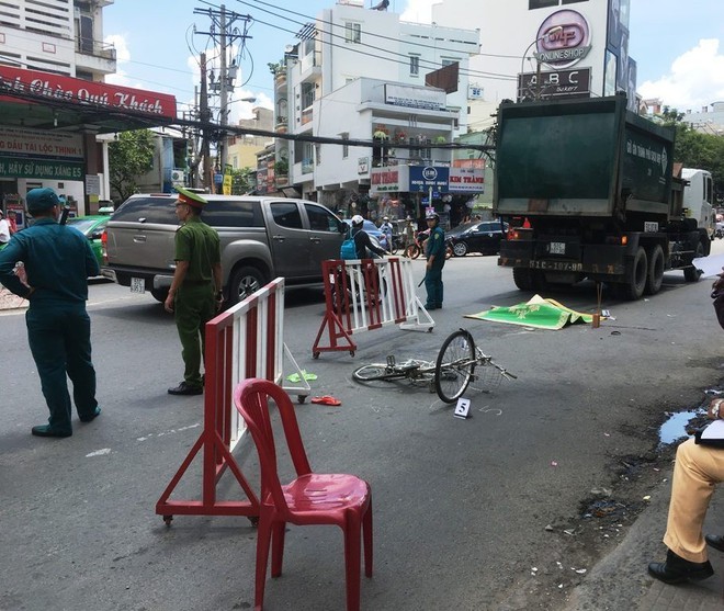 Va chạm với xe chở bùn rác, người phụ nữ đi xe đạp chết thảm ở Sài Gòn - Ảnh 1.