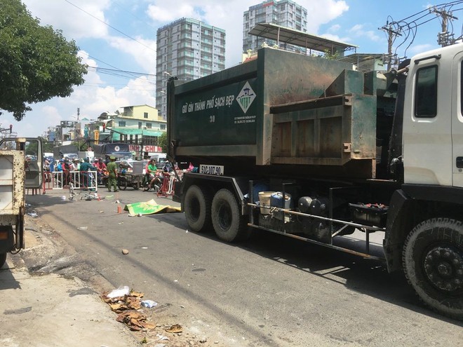 Va chạm với xe chở bùn rác, người phụ nữ đi xe đạp chết thảm ở Sài Gòn - Ảnh 2.