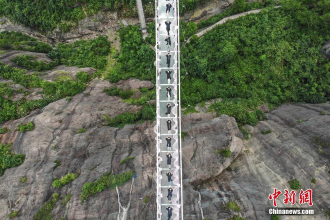 Chụp ảnh tốt nghiệp trên cầu thủy tinh trong suốt cao 180 mét, nhóm sinh viên này khiến nhiều người rùng mình khi xem ảnh - Ảnh 3.