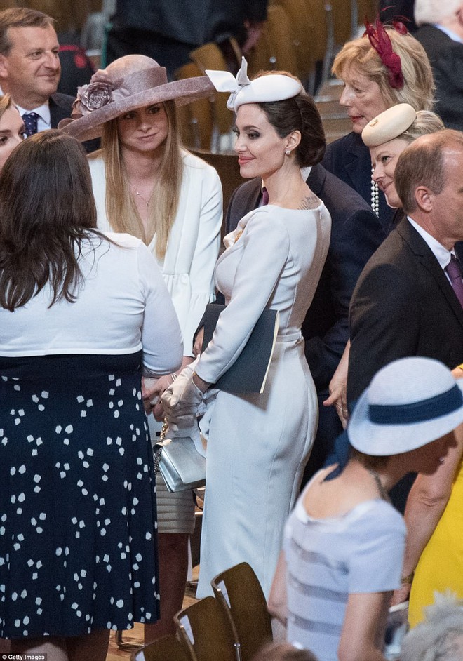 Angelina Jolie xuất hiện cực xinh đẹp và quý phái tại sự kiện của Hoàng gia Anh - Ảnh 7.