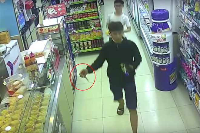 Nhân chứng vụ nhóm thanh thiếu niên cầm dao xông vào cửa hàng tiện lợi cướp của, hành hung nhân viên ở Sài Gòn: Lúc đó là 2 giờ sáng! - Ảnh 2.
