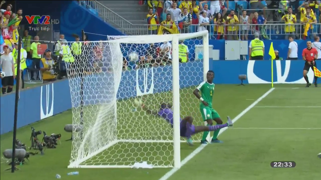 HÀI HƯỚC: Tuyển thủ Senegal tay chống nạnh nhìn đối phương ghi bàn - Ảnh 2.