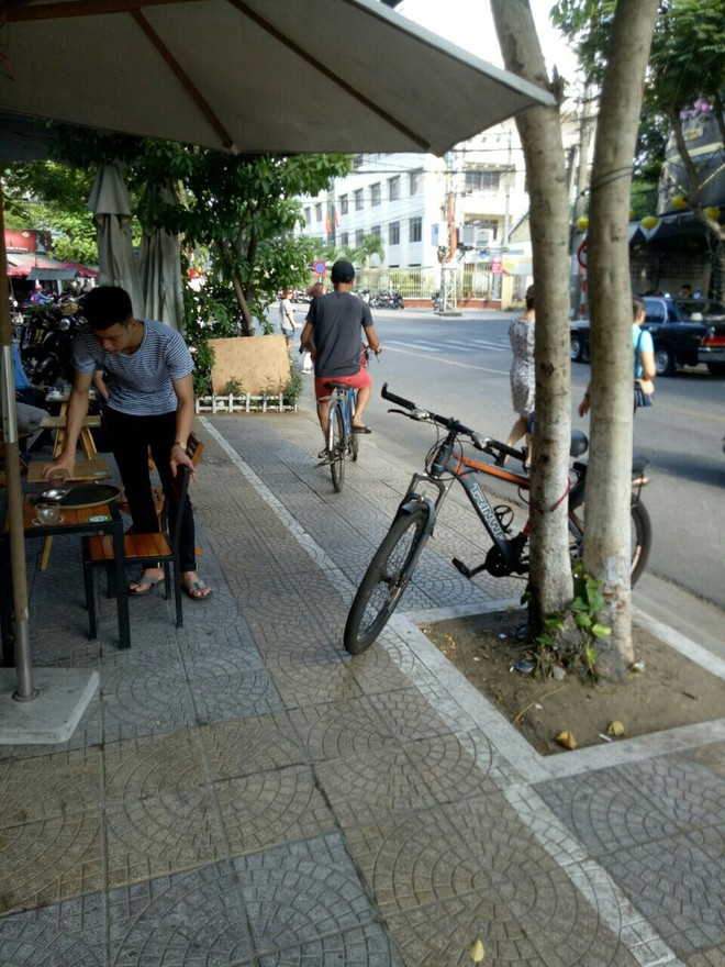 Đà Nẵng: Nam thanh niên đánh giày rong tự ý bẻ giày của khách rồi hét giá cao gấp 5 lần - Ảnh 2.