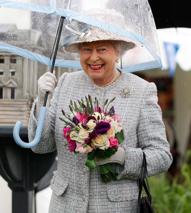 Tỉ mỉ như nữ hoàng Anh: đến chiếc ô nhỏ cũng phải ăn rơ với cả bộ trang phục - Ảnh 1.