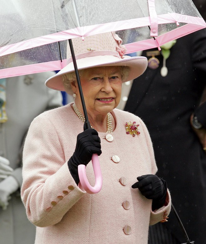 Tỉ mỉ như nữ hoàng Anh: đến chiếc ô nhỏ cũng phải ăn rơ với cả bộ trang phục - Ảnh 4.