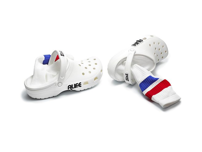 Nếu th&iacute;ch đi d&eacute;p l&ecirc; m&agrave; sợ lạnh ch&acirc;n, bạn h&atilde;y thử d&eacute;p liền tất mới nhất của Crocs  - Ảnh 1.