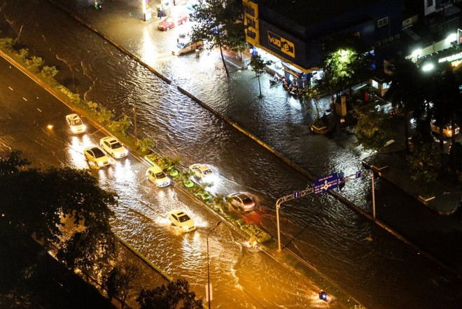 Rốn ngập TP.HCM vẫn lênh láng nước dù có siêu máy bơm: Phát hiện nhiều dị vật khủng dưới cống - Ảnh 1.