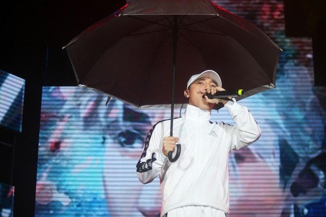 Chẳng ngại trời mưa, ca sĩ Vpop vẫn xuất hiện và trình diễn hết mình trên sân khấu - Ảnh 5.