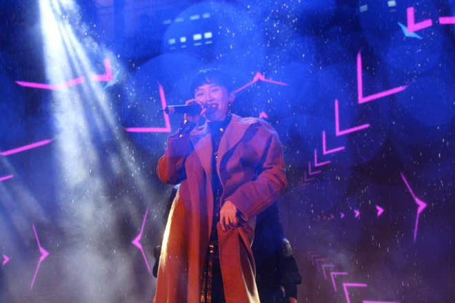 Chẳng ngại trời mưa, ca sĩ Vpop vẫn xuất hiện và trình diễn hết mình trên sân khấu - Ảnh 11.