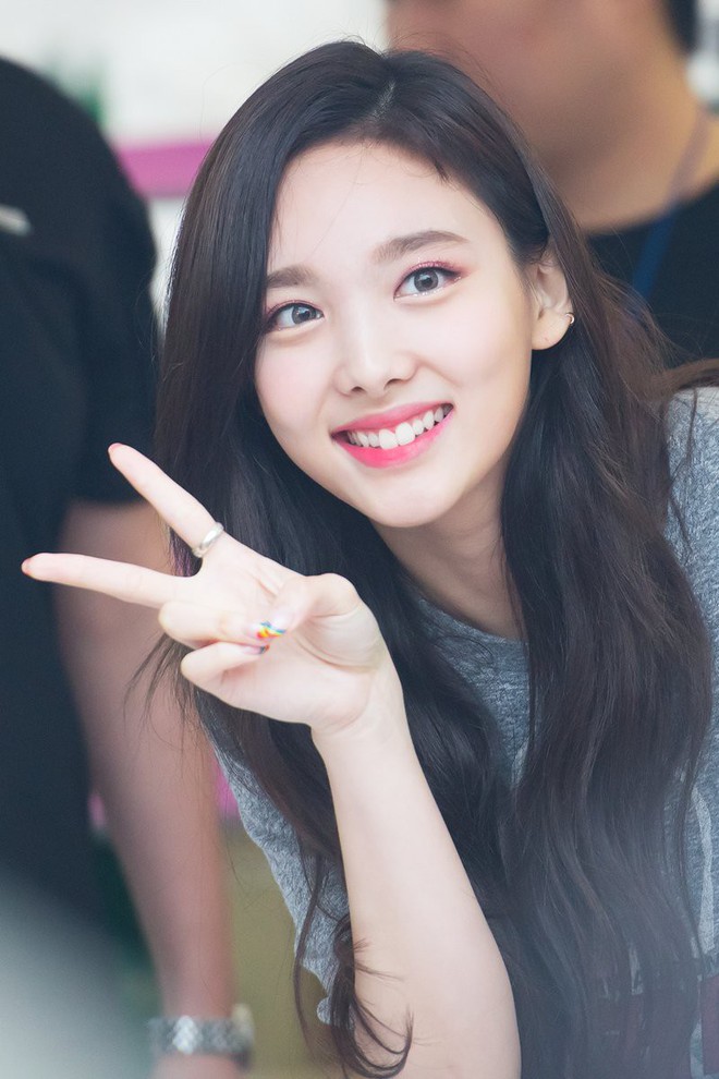 Nayeon (Twice) đang đeo nhẫn đôi với 1 người và ai cũng sẽ bất ngờ khi biết danh tính người ấy - Ảnh 1.