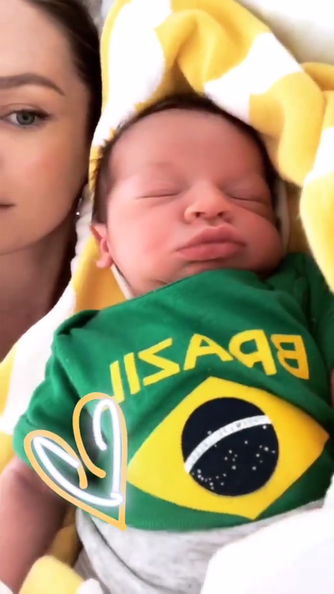 Loạt si&ecirc;u sao quốc tế c&ugrave;ng c&aacute;c con nhỏ h&ograve;a v&agrave;o kh&ocirc;ng kh&iacute; rạo rực của World Cup 2018 - Ảnh 10.