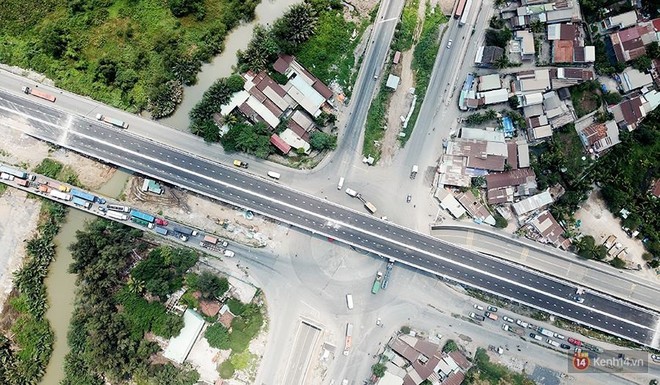 Cầu vượt hơn 200 tỷ đồng ở Sài Gòn vừa thông xe 1 ngày thì bị sụt lún và trồi nhựa - Ảnh 1.