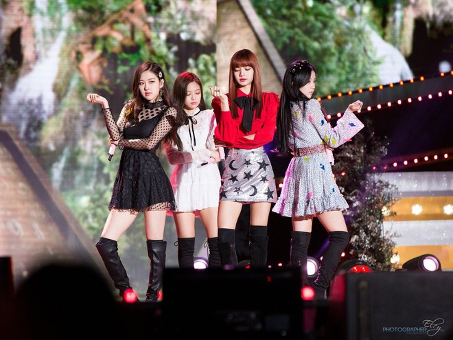 Black Pink ôm cúp dù chưa bao giờ quảng bá ở Music Bank - Ảnh 1.