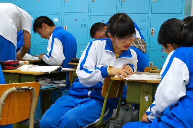 Thật đ&aacute;ng ngạc nhi&ecirc;n, nhiều học sinh H&agrave;n lại ghen tị với đồng phục của học sinh Trung Quốc - Ảnh 4.