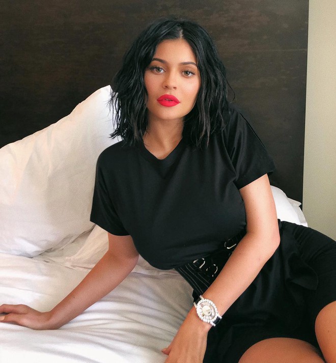 Mẹ hiền Kylie Jenner vừa đẹp vừa sang, bế con bằng địu em bé giá 14 triệu đồng - Ảnh 7.