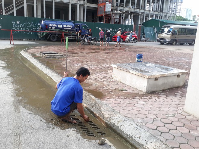 Hà Nội: Xe bồn của công ty môi trường phát nổ, chất thải bắn tung tóe khắp sân và sảnh chung cư - Ảnh 1.