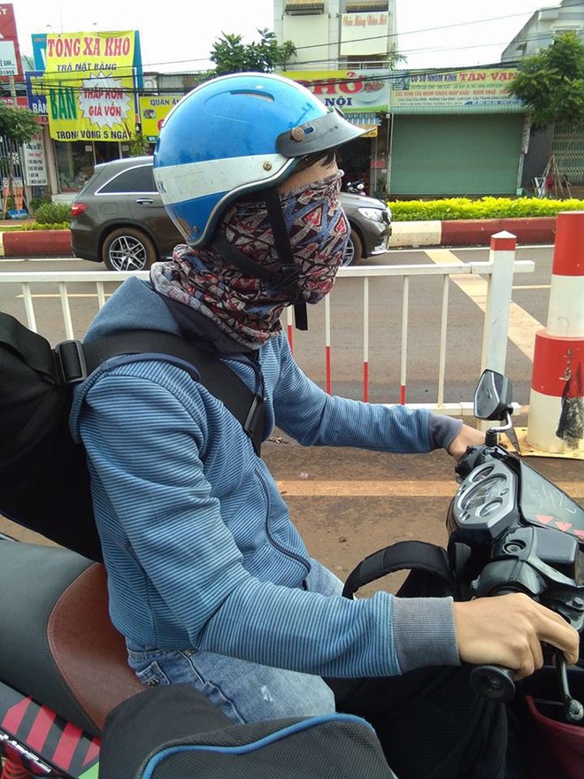 Bình Phước: Dân tình hoảng hốt khi nhìn thấy siêu ninja bịt kín mặt và hai mắt vẫn chạy xe máy đi băng băng trên đường - Ảnh 1.