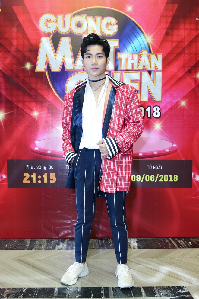 Đ&agrave;m Vĩnh Hưng xuất hiện với 2 ch&acirc;n bị thương, l&ecirc;n tiếng về việc thay thế Ho&agrave;i Linh ở Gương mặt th&acirc;n quen - Ảnh 8.