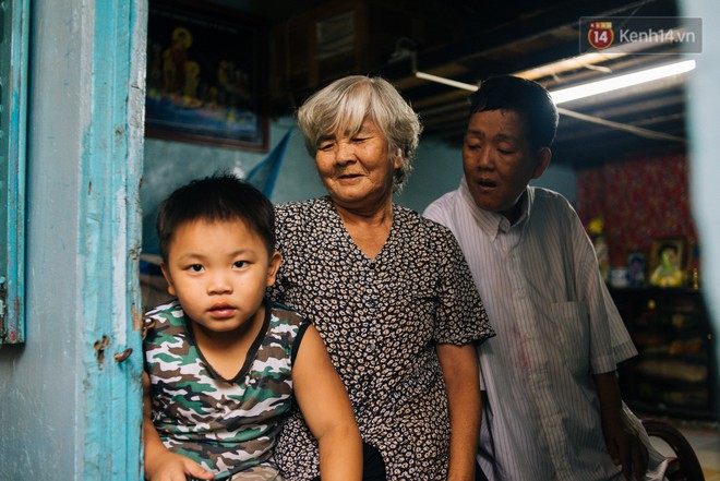 Bà Tư củi dầu và bữa cơm mỗi ngày 30 ngàn đồng nuôi cả gia đình 5 người giữa Sài Gòn - Ảnh 1.
