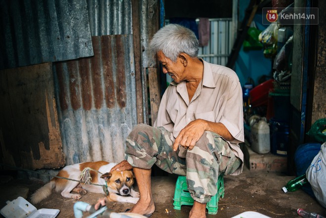 Bà Tư củi dầu và bữa cơm mỗi ngày 30 ngàn đồng nuôi cả gia đình 5 người giữa Sài Gòn - Ảnh 11.