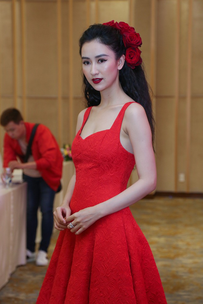Đ&agrave;m Vĩnh Hưng xuất hiện với 2 ch&acirc;n bị thương, l&ecirc;n tiếng về việc thay thế Ho&agrave;i Linh ở Gương mặt th&acirc;n quen - Ảnh 9.