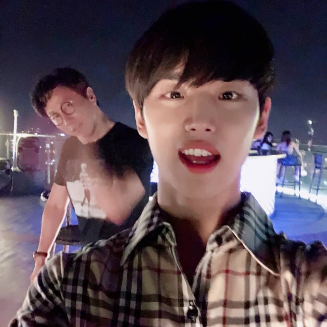Sao Gia đ&igrave;nh l&agrave; số một, Kim Soo Ro c&ugrave;ng d&agrave;n idol Kpop dạo chơi khắp H&agrave; Nội, đến cả trường ĐH để quay show - Ảnh 15.