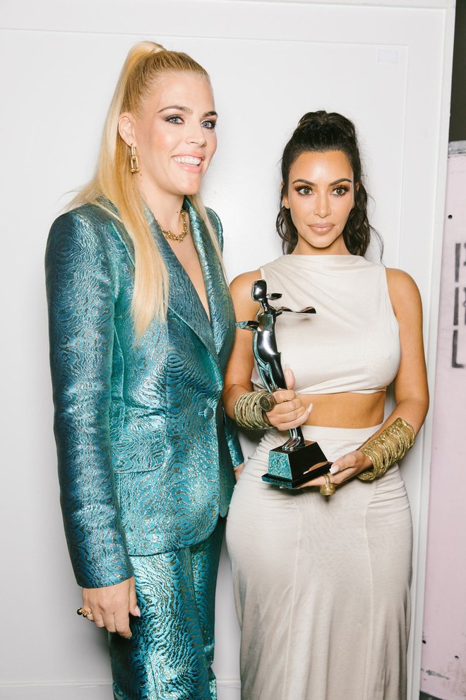 Lên nhận giải của CFDA, Kim Kardashian tự châm biếm: Tôi chẳng mấy khi mặc đồ mà lại được nhận giải thưởng thời trang - Ảnh 1.