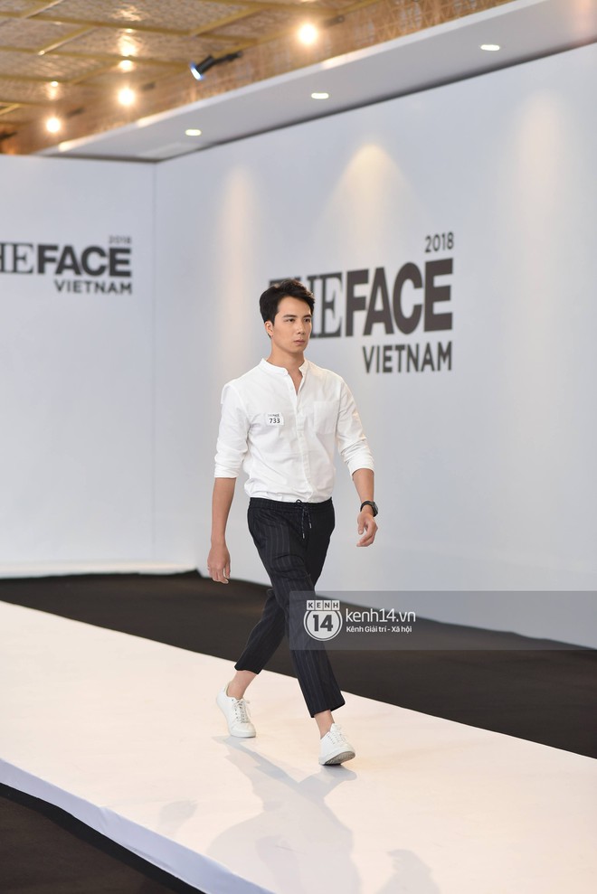 The Face: Catwalk đơ, bạn trai bác sĩ 6 múi của Sĩ Thanh bị bắt đi lại và tưởng tượng 3 HLV là... người yêu mình - Ảnh 3.