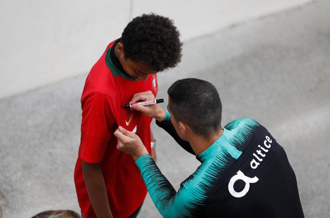 Ronaldo cười rạng rỡ, ký tặng fan nhí ngày tập trung tuyển quốc gia - Ảnh 3.