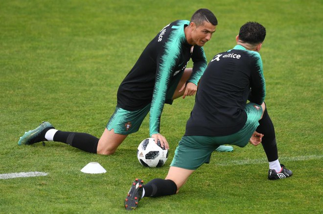 Ronaldo cười rạng rỡ, ký tặng fan nhí ngày tập trung tuyển quốc gia - Ảnh 5.