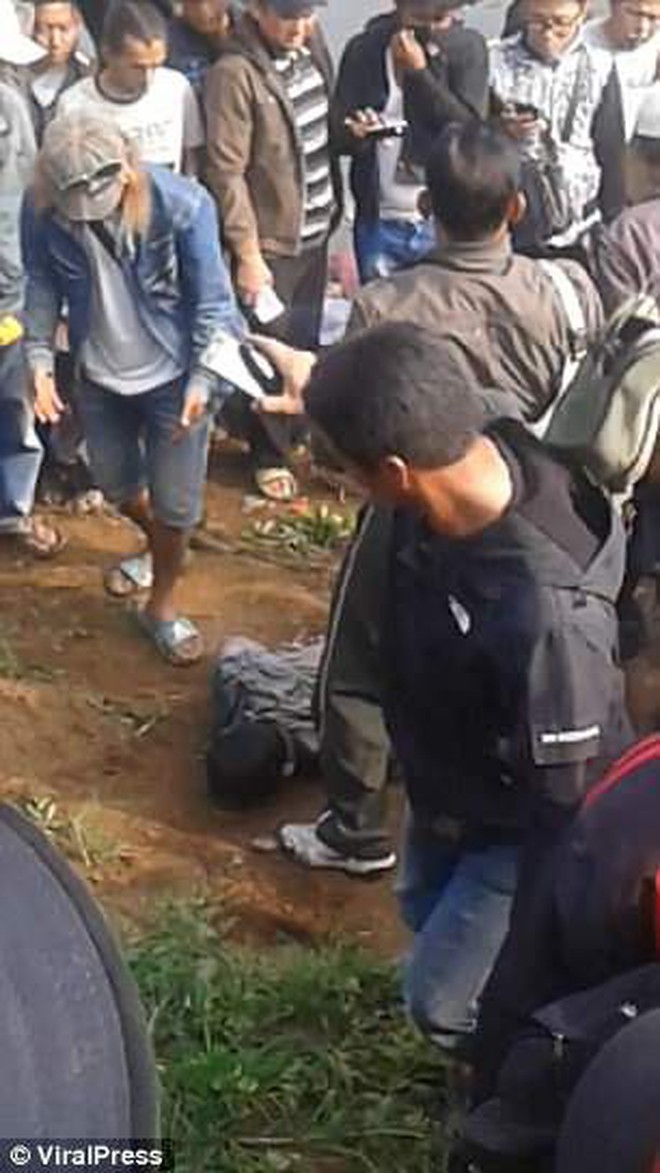 Indonesia: Tham gia cuộc thi câu cá, cần thủ đen đủi câu được thứ khủng khiếp ngoài tưởng tượng - Ảnh 1.