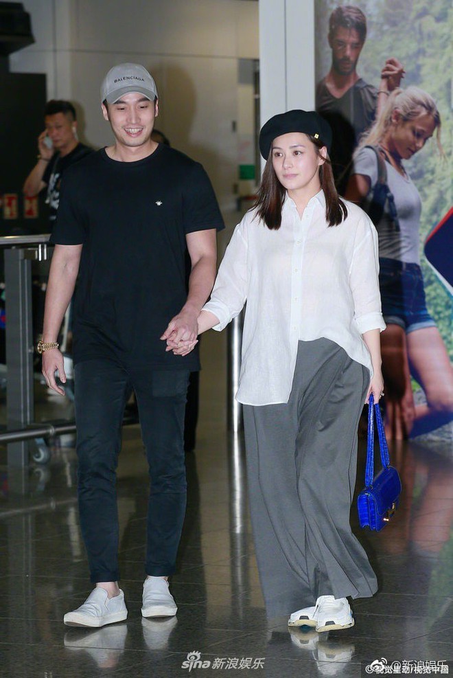 Chung H&acirc;n Đồng bẽn lẽn khi lần đầu xuất hiện b&ecirc;n &ocirc;ng x&atilde;, khoe kh&eacute;o nhẫn kim cương s&aacute;ng ch&oacute;i tr&ecirc;n tay - Ảnh 1.