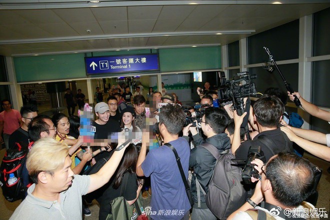 Chung H&acirc;n Đồng bẽn lẽn khi lần đầu xuất hiện b&ecirc;n &ocirc;ng x&atilde;, khoe kh&eacute;o nhẫn kim cương s&aacute;ng ch&oacute;i tr&ecirc;n tay - Ảnh 2.