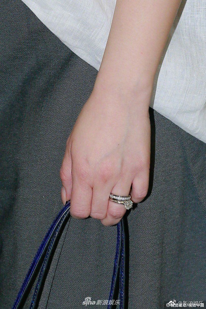 Chung H&acirc;n Đồng bẽn lẽn khi lần đầu xuất hiện b&ecirc;n &ocirc;ng x&atilde;, khoe kh&eacute;o nhẫn kim cương s&aacute;ng ch&oacute;i tr&ecirc;n tay - Ảnh 8.